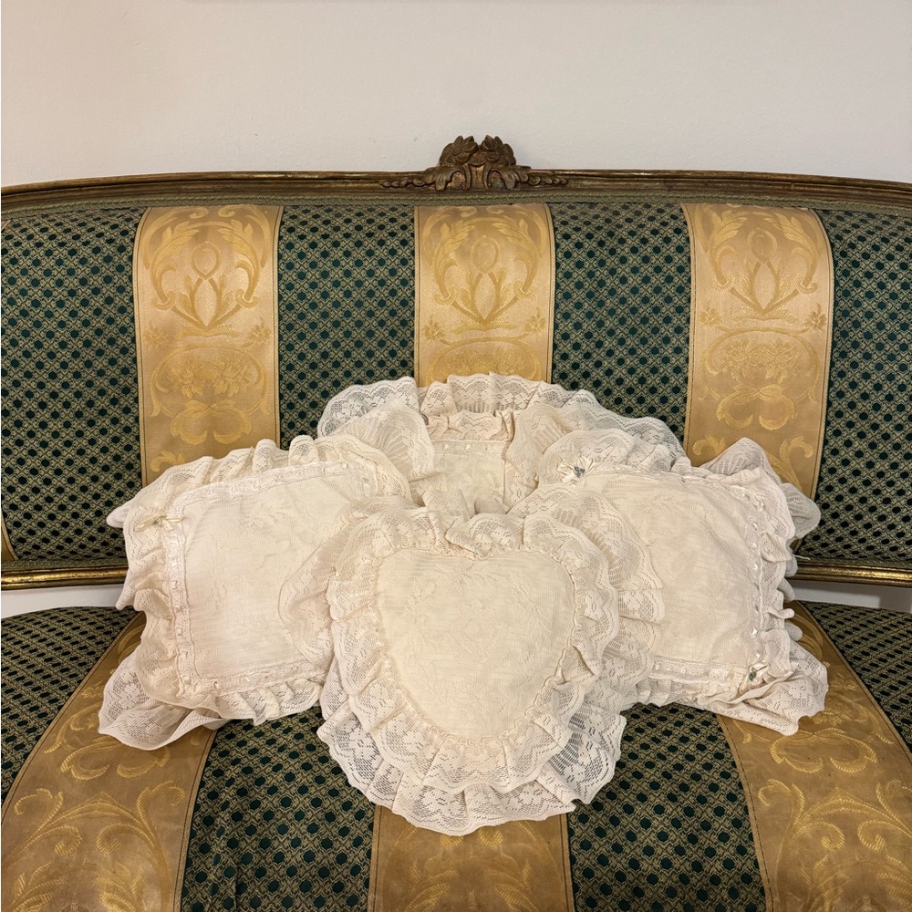 Set of 4 Vintage Ivory Lace Decorative Pillows